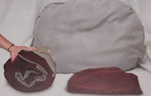 Carica l'immagine nel visualizzatore di Gallery, Cuccia ovale Cuoricini